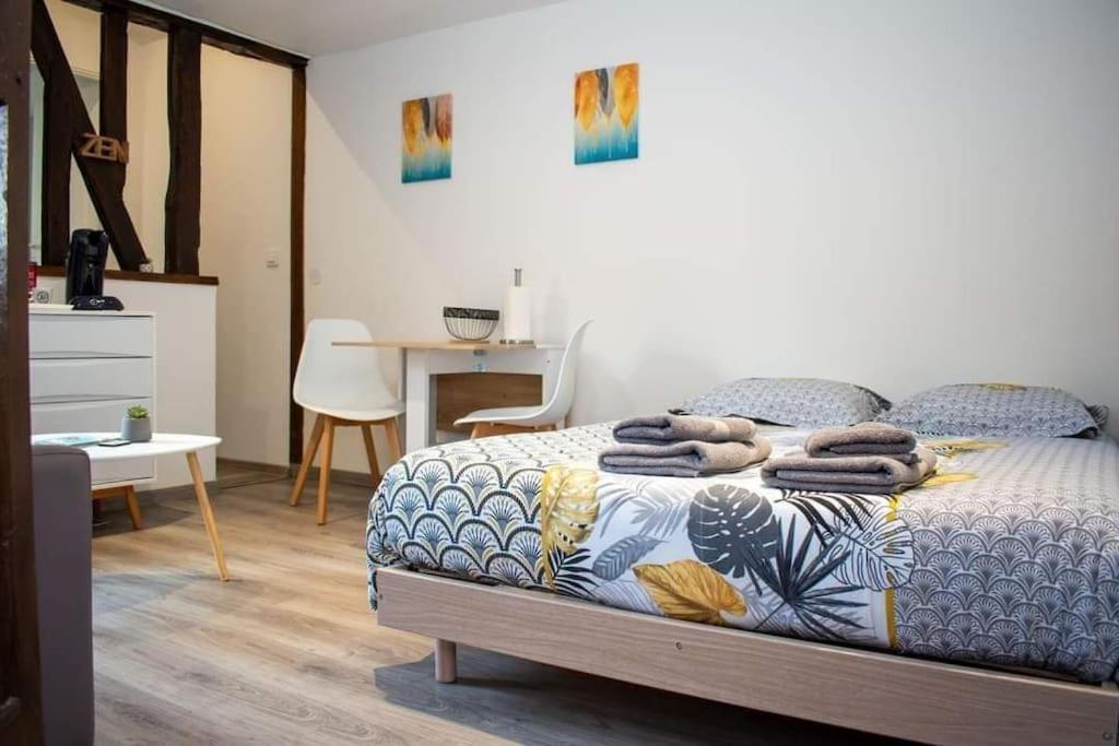 Studio Charmant Confortable Tv Centre Ville Louviers Exterior foto